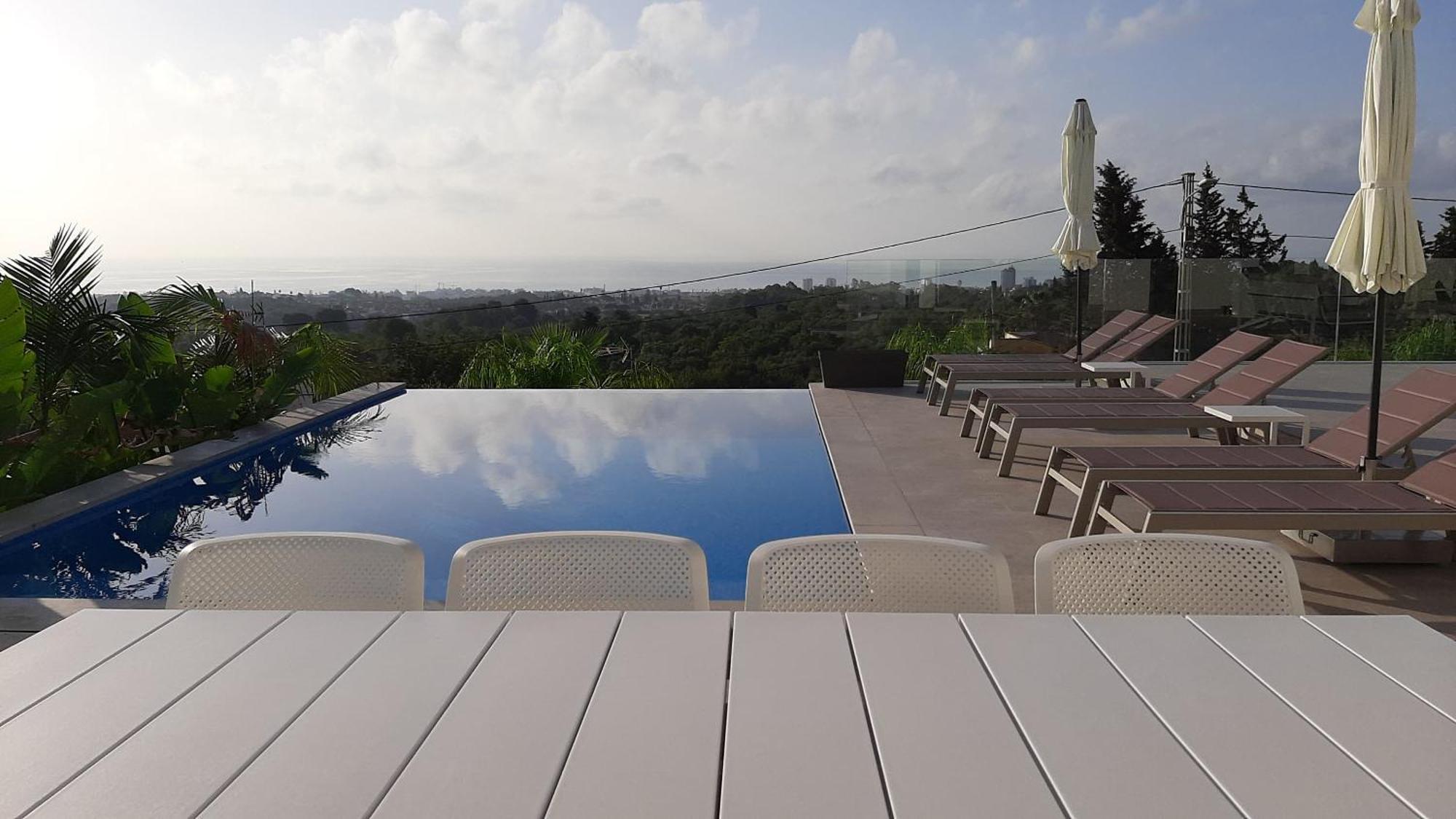 Happyplace - With Panoramic Sea View Heated Infinity Saltwater Pool *