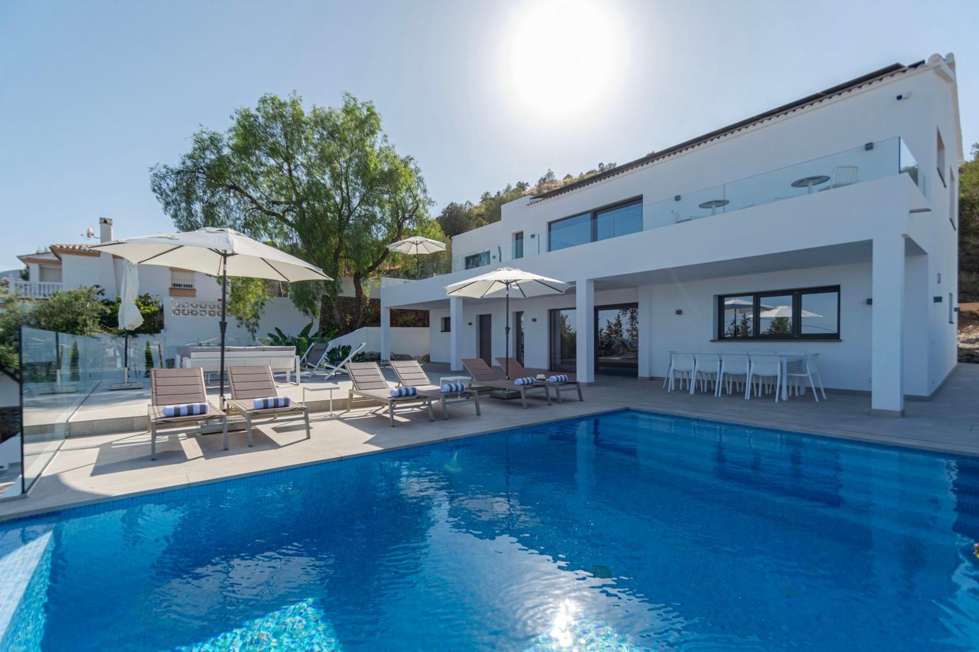 Happyplace - With Panoramic Sea View Heated Infinity Saltwater Pool Villa